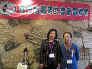 ①會長張信恵と名誉會長郭孫雪娥(右)