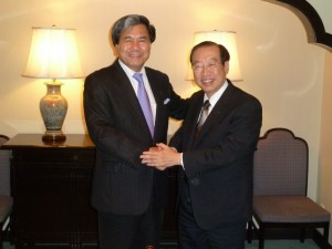 蒲島郁夫熊本県知事(左)と台北駐福岡経済文化弁事処曾念祖処長