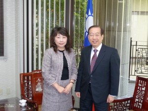 西日本臺灣學友會新任會長海家慧小姐(左)與臺北駐福岡經濟文化_事處曾處長念祖合影