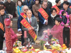 李明宗上香陪祭