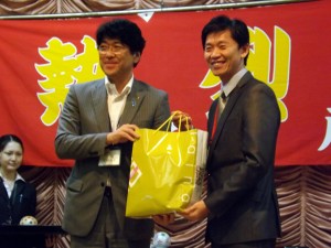 記念品贈呈：平戸市長　黒田成彦氏（左）、台南市政府文化局長　葉澤山氏（右）
