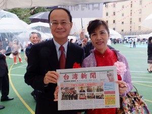 台北駐日經濟文化代表處代表沈斯淳賢伉儷手持台灣新聞合照