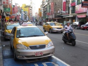 街中を走るタクシー（新北市）