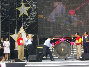 馬總統為開幕典禮敲鑼祝賀(照片提供:台北市政府)