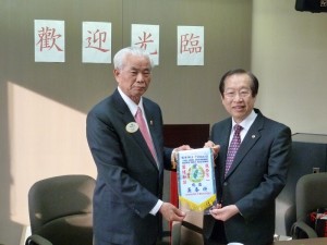 (二)曾處長與_總監互換紀念品1