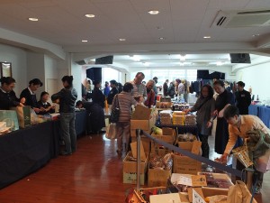 除了二手商品,還有許多善心企業捐贈的新品提供義賣。1