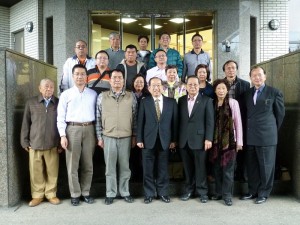 003駐福岡_事處曾念祖處長與徐春煌會長一行合影3
