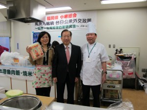 吳坤忠會長(右一)與曾念祖處長夫婦合影