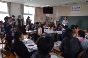 照片1 黃詩珮老師在歷史課上示範教學