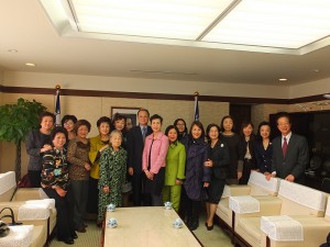世華日本分會會長謝美香(左七)率一行人拜訪駐日代表沈斯淳夫婦(左八、九)及羅坤燦副代表(右一)1