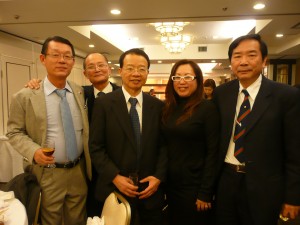 左起關西台商會會長王明裕、大阪中華總會副會長蔡伸雄、大阪辦事處副處長謝文發。右起大阪辦事處領務課課長李長益、台灣新聞社主錢妙玲