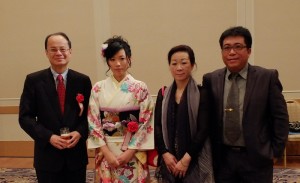 照片左起：駐日代表處沈斯淳大使、謝依旻、謝依旻的雙親