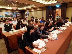 多くの旅行会社関係者が集まった会場。