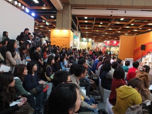 多くの人がつめかけた会場。