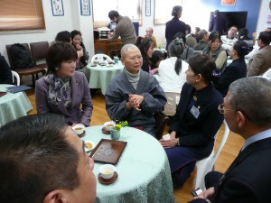交流茶會。左一,東大阪市議員野田彰子