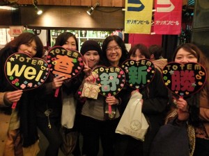 來自台灣的歌迷(右三)和幾位日本歌迷,因為在演唱會上認識成為朋友