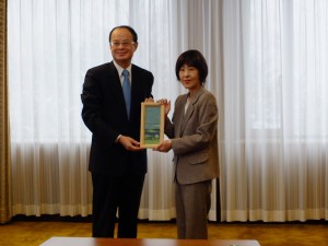沈斯淳代表(左)拜會北海道知事高橋春美(右)