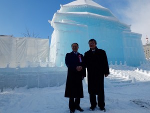 駐日代表處沈斯淳代表（左）與每日新聞社長朝比奈豐（右），在中正紀念堂冰雕前合影