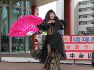 僑民林美伶演唱台日歌曲