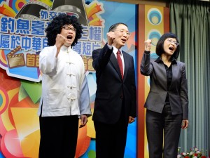 「尖閣諸島の領有権は中華民国にある」と声をあげる（左から）ホンジュラス氏、林永楽外交部長、史亜平常務次長