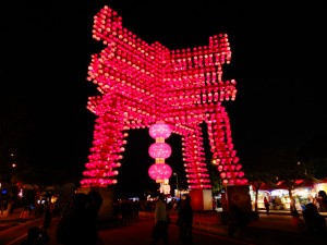 「春」の漢字をかたどった迎賓門
