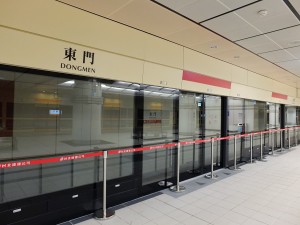 中和新蘆線と信義線の乗り換え駅である東門駅。