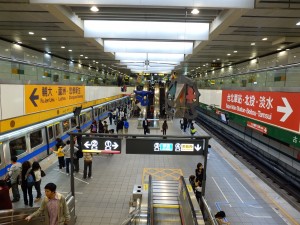 中和新蘆線と新店線の乗り換え駅である古亭駅。同一ホームでの乗り換えができる。
