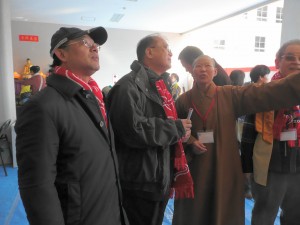 吳委員長巡視會場問後僑胞