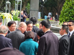 出席者と言葉を交わす馬英九総統と郝龍斌台北市長