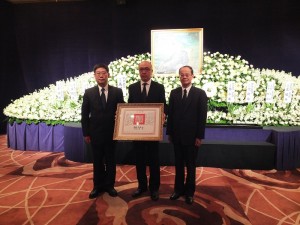 由僑務副委員任弘(左)代總統頒贈褒揚令,家屬李宏道(中)代領,與沈斯淳代表(右)合影