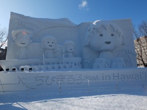 今年會場上最大的雪雕作品「櫻桃小丸子in夏威夷」