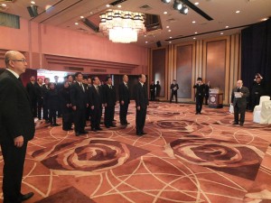 駐日代表沈斯淳與副代表羅坤燦、陳調和,以及橫濱辦事處處長李明宗,偕同僑界領袖一同花致意