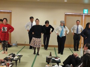 原住民陽光舞踊團在會場上跳舞助興