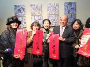 民進黨黨主席蘇貞昌（右二）發贈春聯和紅包給在日僑民