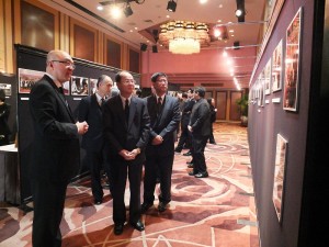 沈代表與任副委員長,在李海天先生的長子李宏道(左一)的陪伴下,一同在陳列展區中緬懷李海天先生