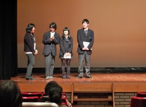 神奈川縣菅高等學校的學生代表,接受主辦單位的代表齊藤直美(左一)的訪問
