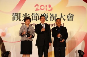 交通部觀光局舉行「觀光節慶祝大會」,馬英九總統頒發「台灣觀光特別貢獻獎」給華膳空廚董事長賴瑟珍(左),以及昇恆昌免稅商店董事長江松樺(右)
