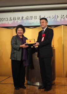 陳菊市長贈送高雄名產給橫濱市政策局局長小林一美(右)