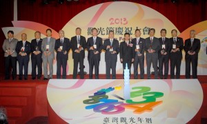 行政院觀光發展推動委員會召集人楊秋興(右6)頒贈台灣觀光貢獻獎,給對促進台灣觀光有功的13個日本團體單位