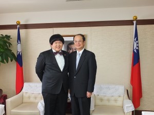 沈斯淳大使和小胖林育羣合影