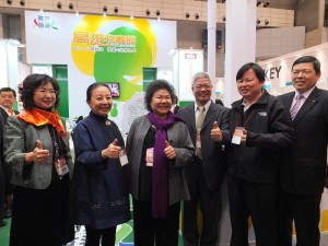 高雄市長陳菊(左3)與嘉義縣長張花冠(左2),一起為台灣農產品促銷