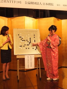 會上安排謝依旻講解自己與前任女流棋聖青木喜久代對戰的棋盤(圖左為司儀)
