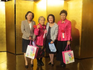 圖左起:羅坤燦副代表夫人、羅王明珠名譽會長、陳調和副代表夫人、婦女會會長吳淑娥