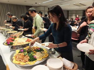 會上特別準備台灣料理,讓大家一邊品嘗美食一邊欣賞影片