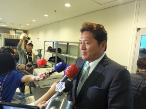在記者中心觀看球賽的前日本職棒選手佐佐木主浩