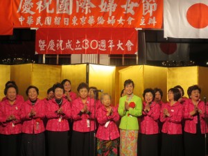 婦女會理監事成員們和代表夫人一同登台獻唱