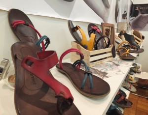 腳Ｙ子工作室以符合人體工學設計的皮革涼鞋，申請設計專利，也吸引日本客人的注意
