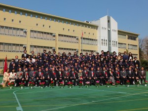 畢業生與老師和貴賓合影