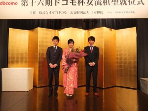 謝依旻(中)與八段棋士高梨聖健(右)和七段棋士瀨戶大樹(左),一同組團「Monotone」合出單曲