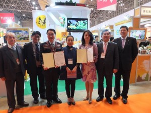 嘉義物產館內的薌園生技,和日方業者簽下兩年近150萬美元的合作意願書